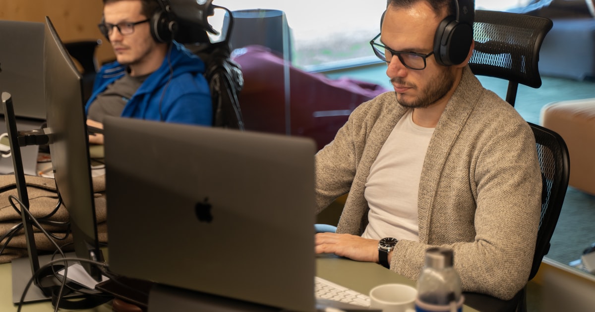 Azure DevOps 代理采购成本拆解：用户席位、并行作业、Artifacts、代码安全四块账单与对公开通路径