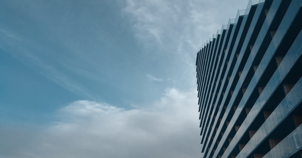 海外企业合规云架构三层示意图：分区存储 + 密钥自主管理 + 审计日志留存，满足 GDPR+东南亚PDPA/PDPO